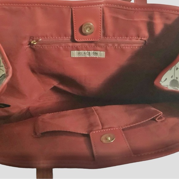 Kenneth Cole Reaction tote bag. Floral, black, red, white with gold snaps - Picture 5 of 8